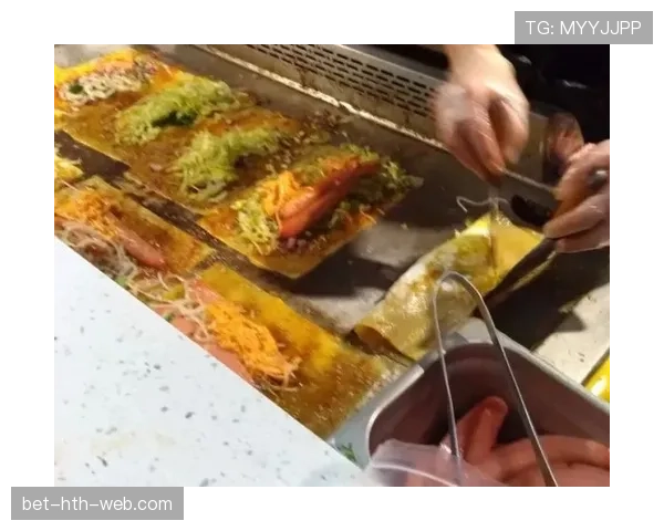 孙准浩训练完直接坐路边啃饭团，这自律程度看得我饭都不香了